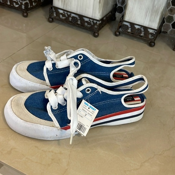 Y2K No boundaries denim with back out tennis shoes 7 NWT - Picture 1 of 6